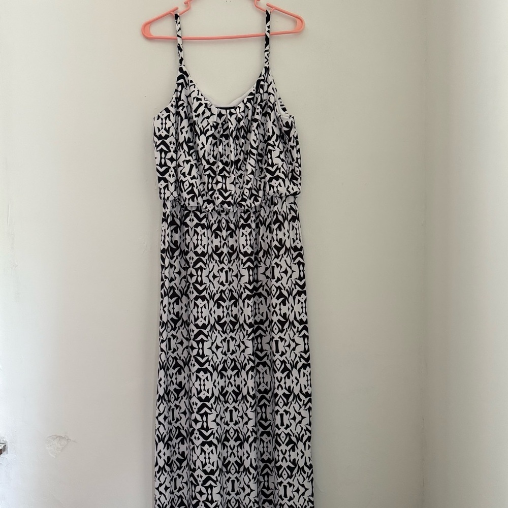 AGB Dress Maxi Women’s Size XL Side Slit Stretch Waist‎ Black-White Geometric